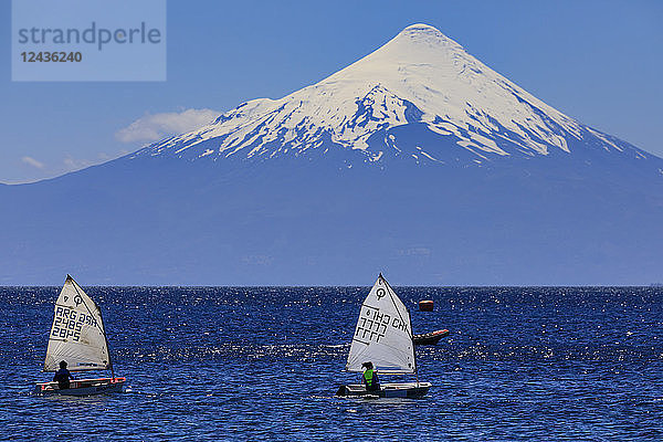 Segeln auf dem See Llanquihue  schneebedeckter Vulkan Orsono  von Puerto Varas  Seengebiet  Chile  Südamerika
