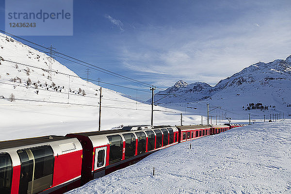 Rhätische Bahn bei Albula Berninapass  UNESCO-Welterbe  Engadin  Schweiz  Europa