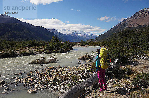 Ein Wanderer im Hinterland bei El Chalten  Argentinisches Patagonien  Argentinien  Südamerika