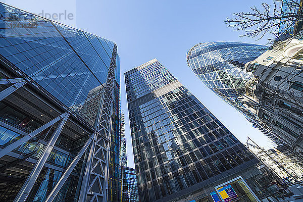 Wolkenkratzer des Finanzviertels  darunter 30 St. Mary Axe  bekannt als Gherkin und das Leadenhall Building  bekannt als Cheesegrater  City of London  London  England  Vereinigtes Königreich  Europa