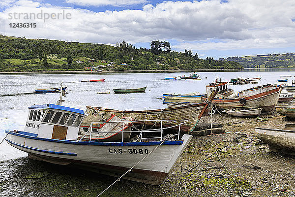 Geschützte Flussmündung mit Booten  Chiloe  Castro  Isla Grande de Chiloe  Chile  Südamerika