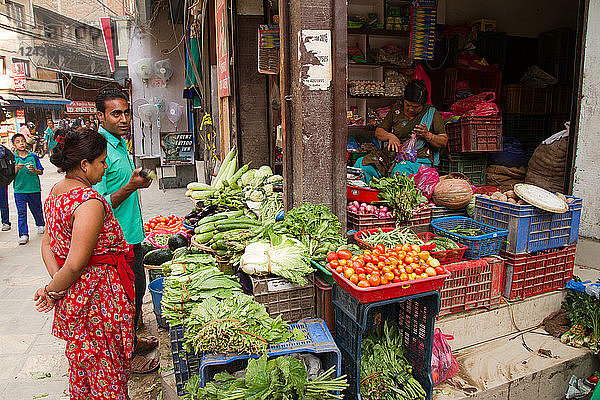 Gemüseverkauf in den Straßen von Thamel  dem Touristenviertel von Kathmandu  Nepal  Asien