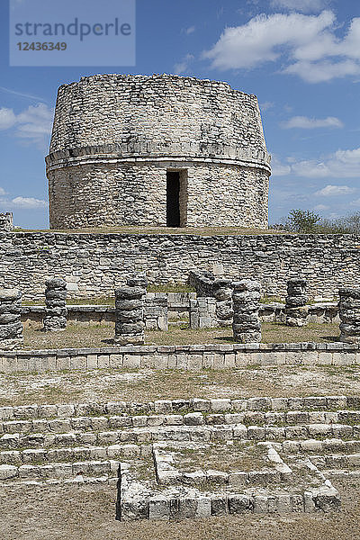 Chac-Komplex im Vordergrund  Observatorium im Hintergrund  Maya-Ruinen  archäologische Stätte Mayapan  Yucatan  Mexiko