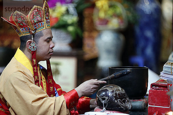 Buddhistische Zeremonie  Ly Trieu Quoc Su Pagode  Hanoi  Vietnam  Indochina  Südostasien  Asien