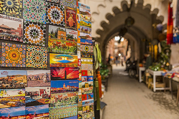 Bunte Souvenirs zum Verkauf auf dem Markt von Rahba Qedima  Marrakesch (Marrakesch)  Marokko  Nordafrika  Afrika