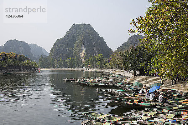 Ruderboote in Tam Coc  die Touristen durch den Landschaftskomplex Trang An in der Provinz Ninh Binh bringen  Vietnam  Indochina  Südostasien  Asien