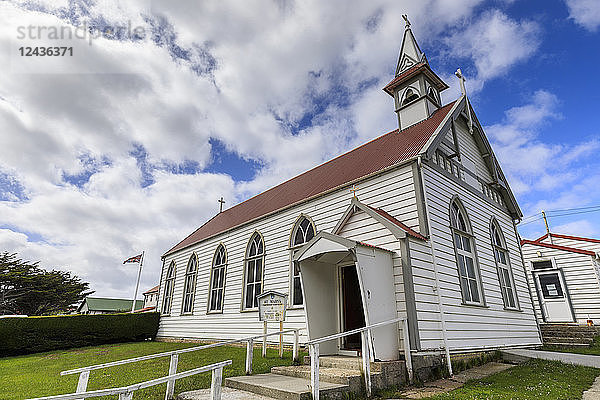Traditionelle weiße Holzkirche  britische Flagge  Central Stanley  Port Stanley  Falklandinseln  Südamerika