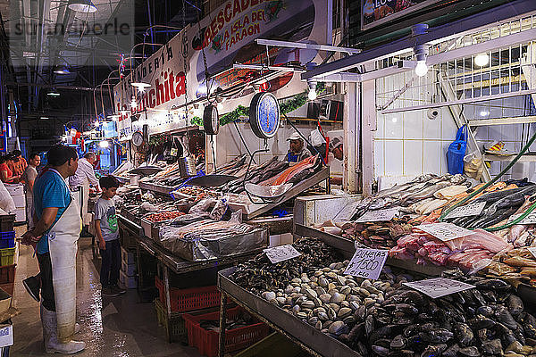 Attraktiver Stand mit frischem Fisch  Mercado Central (Zentraler Markt)  Santiago Centro  Santiago de Chile  Chile  Südamerika