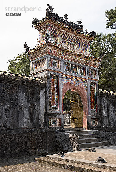 Das Cong-Tor am Eingang zum Tu Duc-Grab im Dorf Duong Xuan Thong in der Nähe von Hue  Vietnam  Indochina  Südostasien  Asien