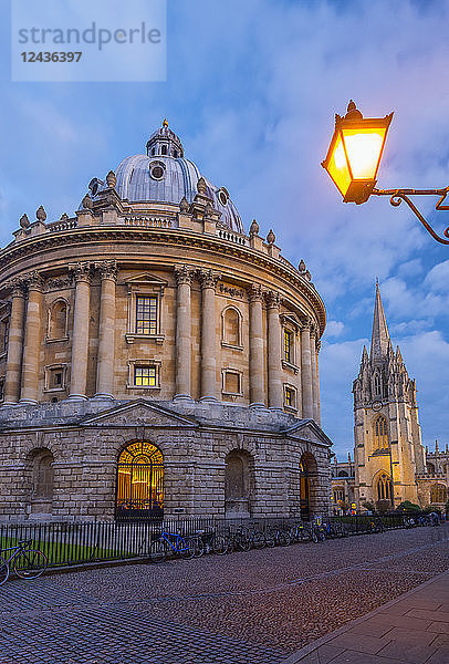 Radcliffe Camera and University Church of St. Mary the Virgin beyond  Oxford  Oxfordshire  England  Vereinigtes Königreich  Europa