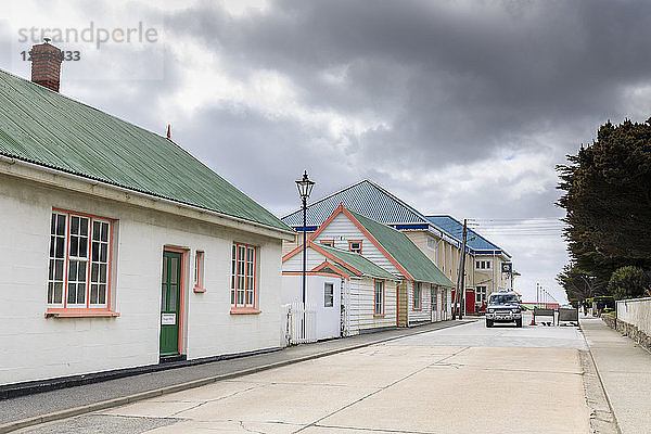 Traditionelle Gebäude mit pastellfarbenen Eisendächern  Postamt  Telefonzellen  Taxi  Central Stanley  Port Stanley  Falklandinseln  Südamerika