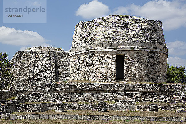 Observatorium im Vordergrund  Burg Kukulcan im Hintergrund  Maya-Ruinen  archäologische Stätte Mayapan  Yucatan  Mexiko  Nordamerika