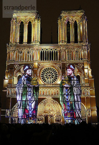Ton- und Lichtshow in der Kathedrale Notre Dame de Paris  UNESCO-Weltkulturerbe  Paris  Frankreich  Europa