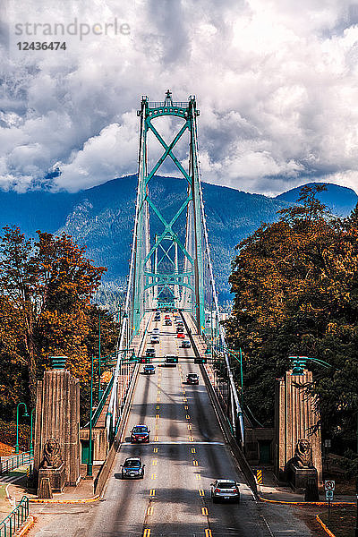 Verkehr auf der Lions Gate Bridge im Herbst  Vancouver British Columbia  Kanada  Nordamerika