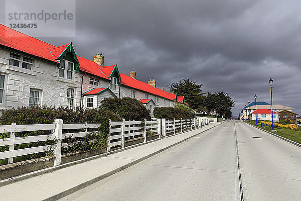 Historische Marmont Row  rotes Dach  weiß gekalkt  Victory Green  Stanley  Port Stanley  Falklandinseln  Südamerika