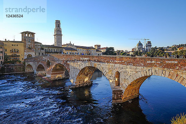 Die Ponte Pietra  eine römische Bogenbrücke über die Etsch in Verona  Venetien  Italien  Europa