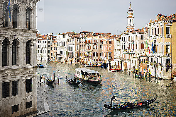 Gondeln auf dem Canal Grande  Venedig  UNESCO-Weltkulturerbe  Provinz Venetien  Italien  Europa