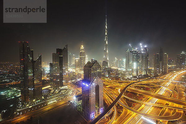 Skyline von Dubai und Sheikh Zayed Road Interchange bei Nacht  Dubai  Vereinigte Arabische Emirate  Naher Osten