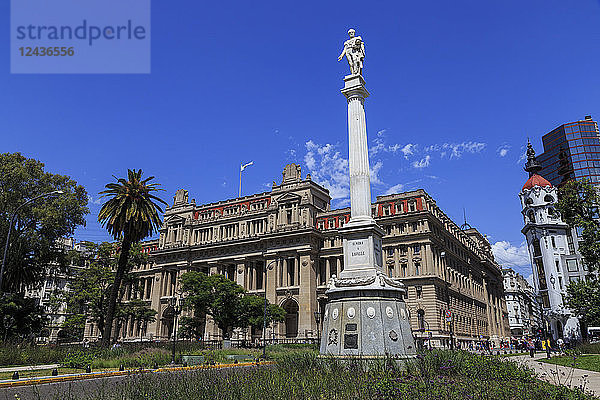 Statue und Palacio de Justicia  Sitz des Obersten Gerichtshofs  begrünte Plaza Lavalle  Congreso und Tribunales  Buenos Aires  Argentinien  Südamerika