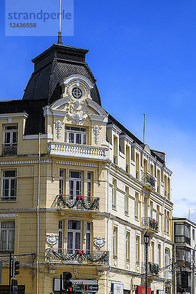 Opulentes Herrenhaus an einem sonnigen Tag  blauer Himmel  Plaza Munoz Gamero (Plaza de Armas)  Punta Arenas  Magallanes  Chile  Südamerika