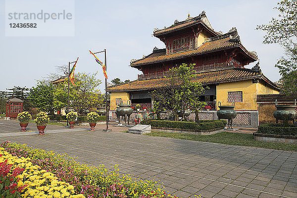 Bronzene Graburnen vor dem Hien Lam Pavillon in der Kaiserstadt  Die Zitadelle  UNESCO-Weltkulturerbe  Hue  Vietnam  Indochina  Südostasien  Asien
