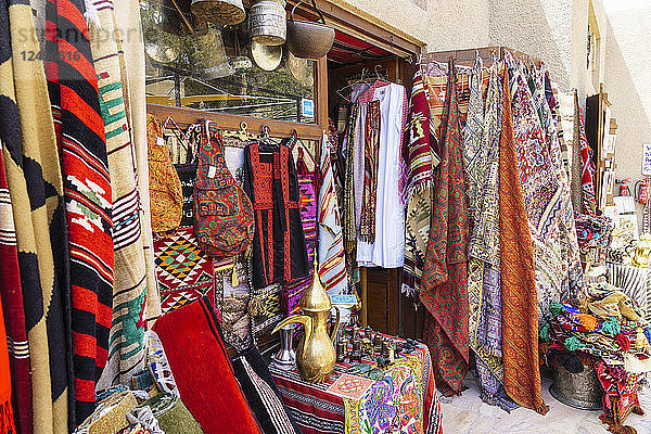 Bunte Teppiche zu verkaufen in Al Fahidi Historic Neighbourhood  Bur Dubai  Dubai  Vereinigte Arabische Emirate  Naher Osten