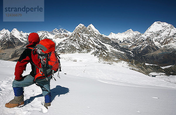 Bergsteiger mit Blick auf den Everest  Khumbu  Himalaya  Nepal  Asien