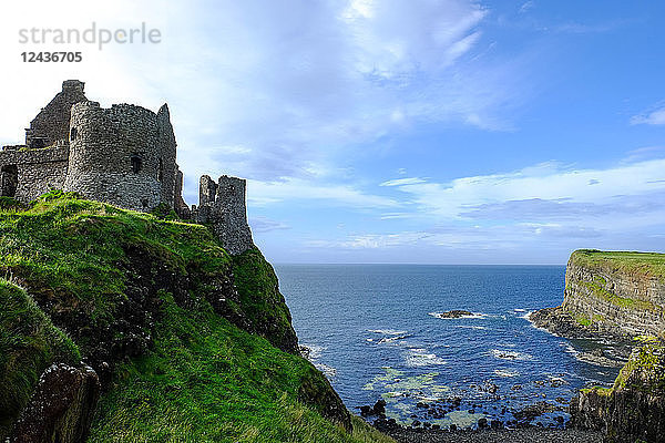 Dunluce Castle  gelegen am Rande eines Basaltfelsens in der Grafschaft Antrim  Ulster  Nordirland  Vereinigtes Königreich  Europa