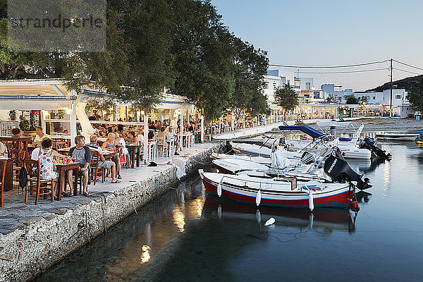 Hafenrestaurants am Abend  Pollonia  Milos  Kykladen  Ägäisches Meer  Griechische Inseln  Griechenland  Europa