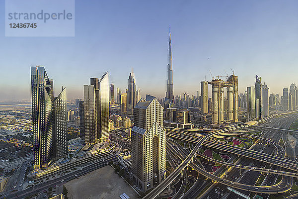 Skyline von Dubai und Sheikh Zayed Road Interchange  Dubai  Vereinigte Arabische Emirate Dubai  Vereinigte Arabische Emirate  Naher Osten