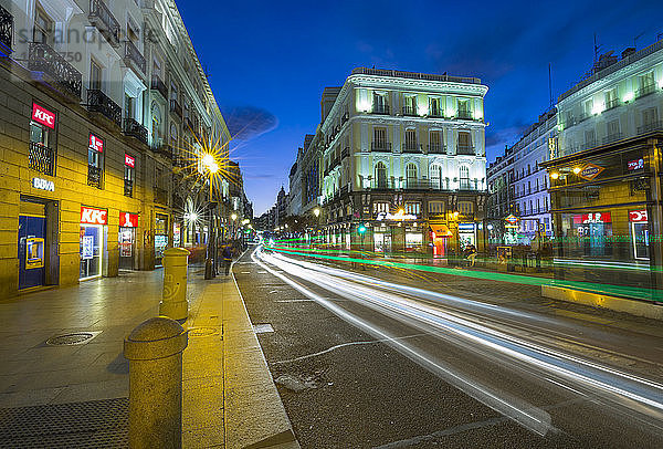 Lichterkette und Architektur an der Puerta del Sol in der Abenddämmerung  Madrid  Spanien  Europa