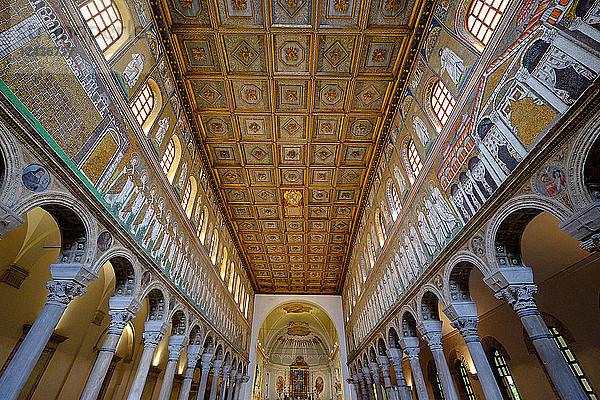 Die Basilika Sant'Apollinare Nuovo  eine Basilikakirche in Ravenna  Emilia-Romagna  Italien  Europa