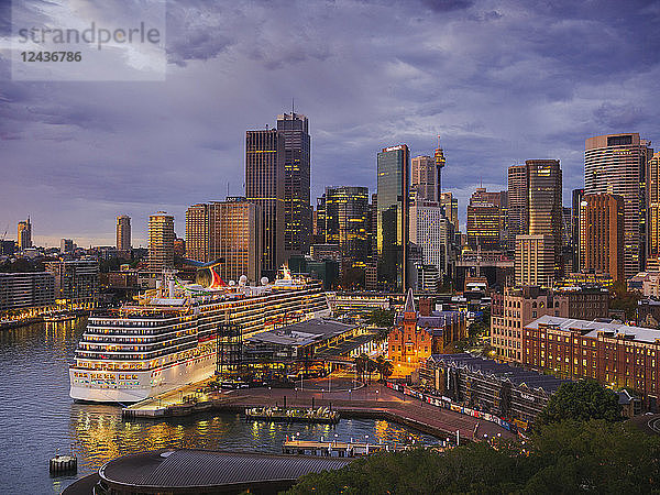 Skyline der Innenstadt von Sydney in der Morgendämmerung  Sydney  New South Wales  Australien  Pazifik