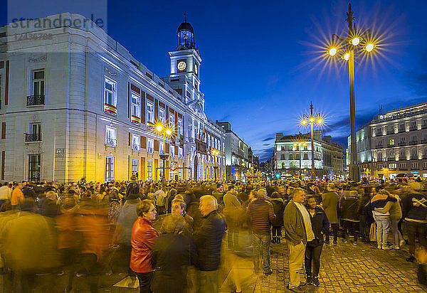 Blick auf die Real Casa de Correos und die Osterparade an der Puerta del Sol in der Abenddämmerung  Madrid  Spanien  Europa