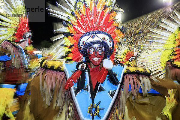 Tänzerinnen und Tänzer bei der Hauptparade des Karnevals von Rio de Janeiro in der Sambadromo-Arena  Rio de Janeiro  Brasilien  Südamerika