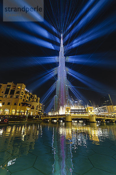 Burj Khalifa Light and Laser Show  Dubai Mall und Burj Khalifa Lake  Dubai  Vereinigte Arabische Emirate  Naher Osten
