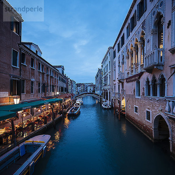 Kanal bei Nacht  San Marco  Venedig  UNESCO-Weltkulturerbe  Provinz Venetien  Italien  Europa