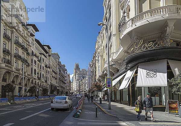 Blick auf Geschäfte und Verkehr auf der Gran Via  Madrid  Spanien  Europa