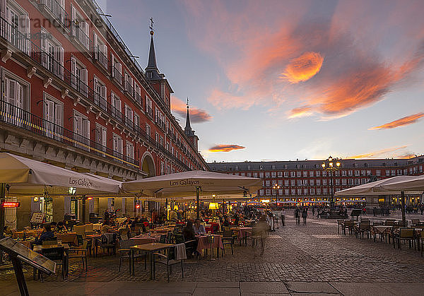 Blick auf die Restaurants auf der Plaza Mayor in der Abenddämmerung  Madrid  Spanien  Europa