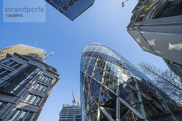 Wolkenkratzer des Finanzviertels  einschließlich 30 St. Mary Axe  bekannt als Gherkin  City of London  London  England  Vereinigtes Königreich  Europa