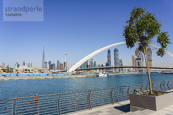 Tolerance Bridge  eine neue Fußgängerbrücke über den Dubai Water Canal  Business Bay  Dubai  Vereinigte Arabische Emirate  Naher Osten