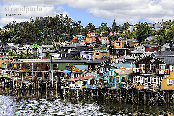 Palafitos  bunte Stelzenhäuser am Wasser  einzigartig auf Chiloe  Castro  Isla Grande de Chiloe  Chile  Südamerika