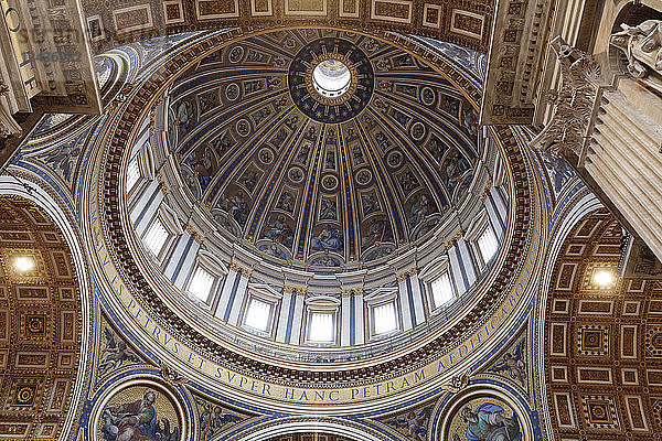 Innenraum  Petersdom (Basilica di San Pietro)  UNESCO-Weltkulturerbe  Vatikanstadt  Rom  Latium  Italien  Europa