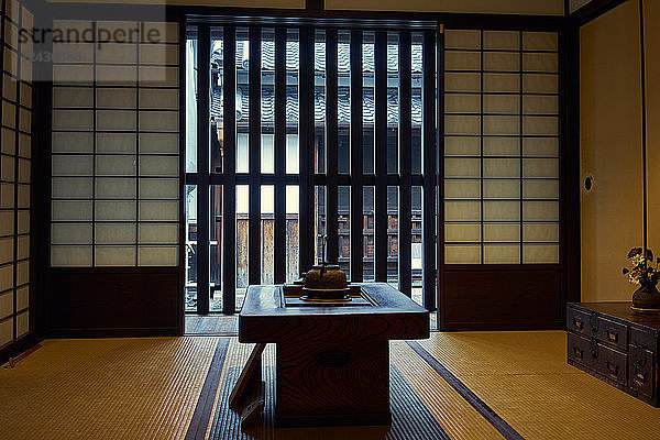 Die Koshi-no-Ie-Residenz (Naramachi-Gitterhaus) ist ein ehemaliges Kaufmannshaus  heute ein öffentliches Museum in Nara  Honshu  Japan  Asien