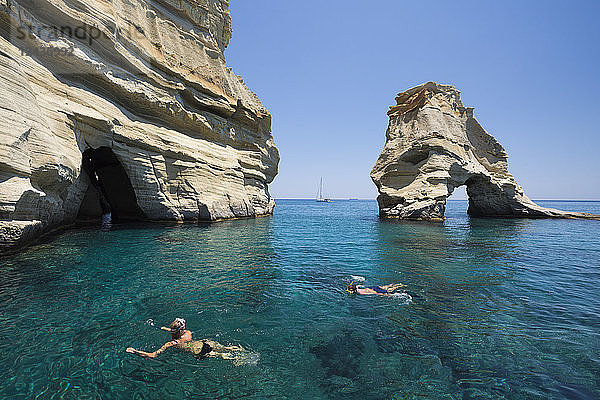 Schnorchler zwischen Felsformationen mit kristallklarem Wasser  Kleftiko  Milos  Kykladen  Ägäisches Meer  Griechische Inseln  Griechenland  Europa