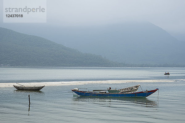 Hölzerne Fischerboote in der Lagune von Lap An  Provinz Thura Thien Hue  Vietnam  Indochina  Südostasien  Asien