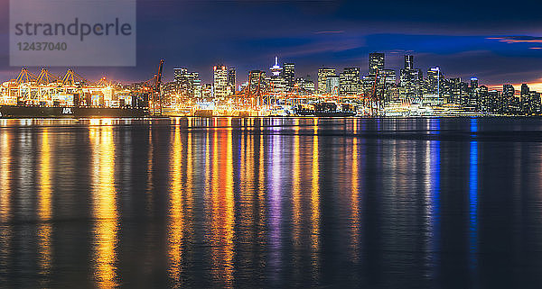 Blick auf die Skyline von Vancouver von Nord-Vancouver bei Sonnenuntergang  Vancouver  British Columbia  Kanada  Nordamerika