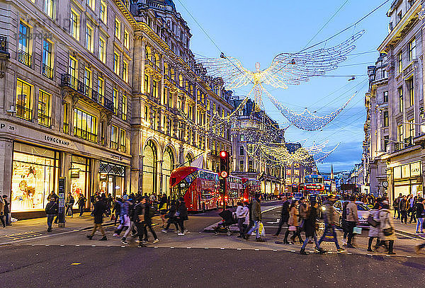 Weihnachtseinkäufer  Regent Street  London  England  Vereinigtes Königreich  Europa