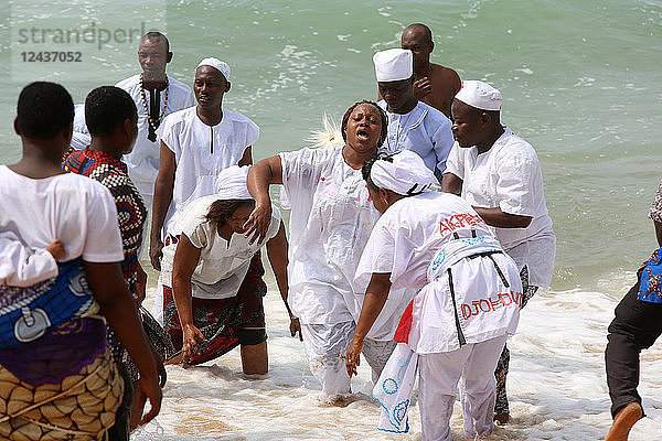 Frau in Trance  Voodoo-Kult an einem Strand in Cotonou  Benin  Westafrika  Afrika