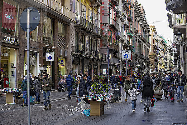 Menschenmenge entlang einer belebten Einkaufsstraße mit Geschäften und Straßenverkäufern  Via Toledo  Neapel  Kampanien  Italien  Europa